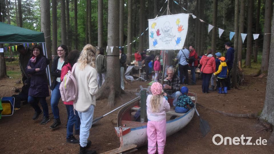 Selbst ein Boot stand mitten im Wald. Bild: fz