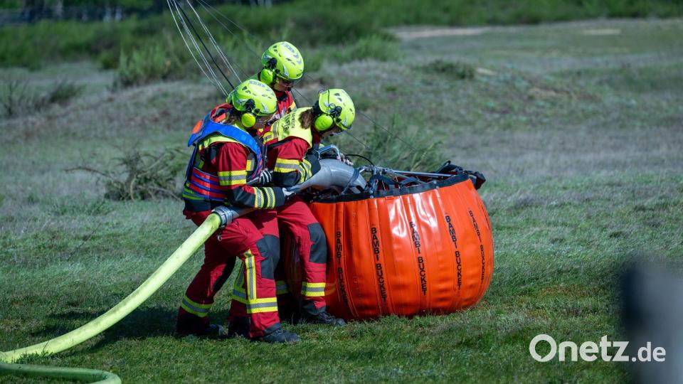 Nach Ausbruch des Waldbrandes wurden Säcke mit Löschwasser für die eingesetzten Hubschrauber gefüllt. (Archivbild) Bild: Pia Bayer/dpa