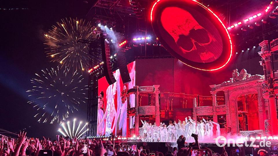 Bereits am Vorabend des Konzerts waren die ersten Fans von Lady Gaga an die Copacabana gekommen, um sich einen guten Platz zu sichern. Bild: Philipp Znidar/dpa