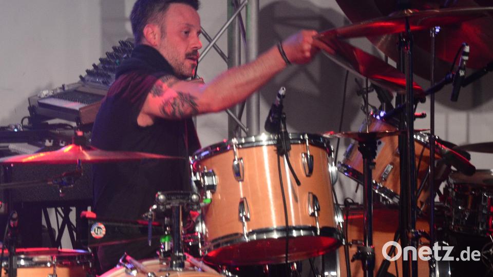 Er hatte sein Schlagzeug im Griff. Der Drummer der Auftaktband &quot;The Clamps&quot;.. Bild: Kunz
