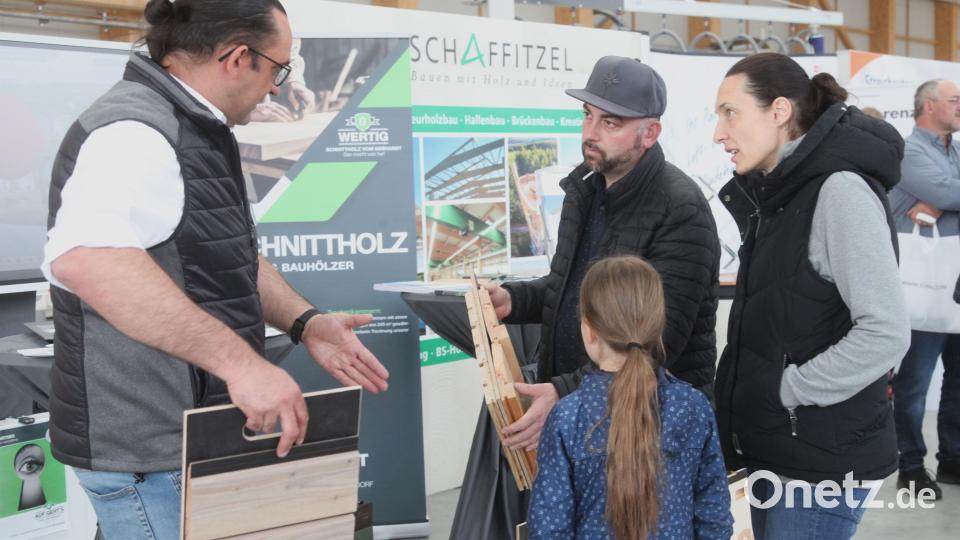 Namhafte Hersteller von Holzmodulen postierten sich am Samstag in der neuen Halle der Holzbau Richard Kurz GmbH in Schwarzenfeld und informierten über die neuesten Produkte. Bild: Hirsch