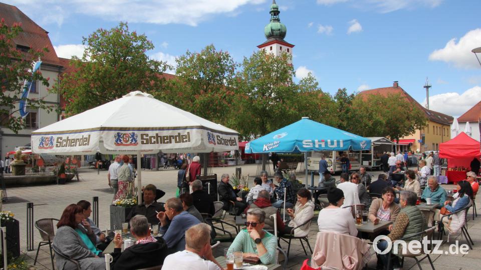 Viele machten es sich auch in den Cafes am Marktplatz gemütlich und genossen die Sonne. Bild: kro