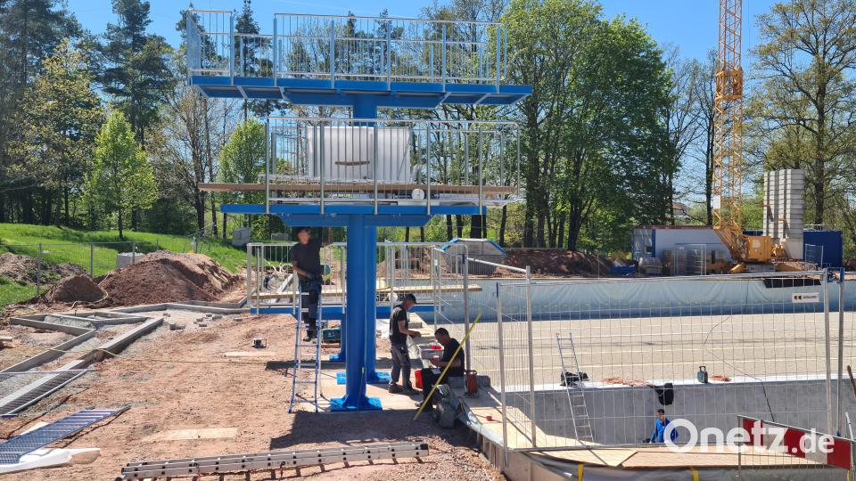 Der Anblick der neuen Sprungtürme ist noch etwas ungewohnt. Aber durch die Sanierung des Waldbads erlosch der Bestandsschutz für die alten Türme. Bild: sne