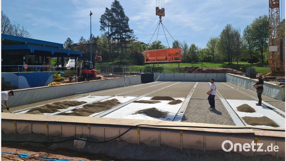 Das alte Fließenbecken ist bereits zugeschüttet. Darauf kommt nun moderner Edelstahl. Bild: sne