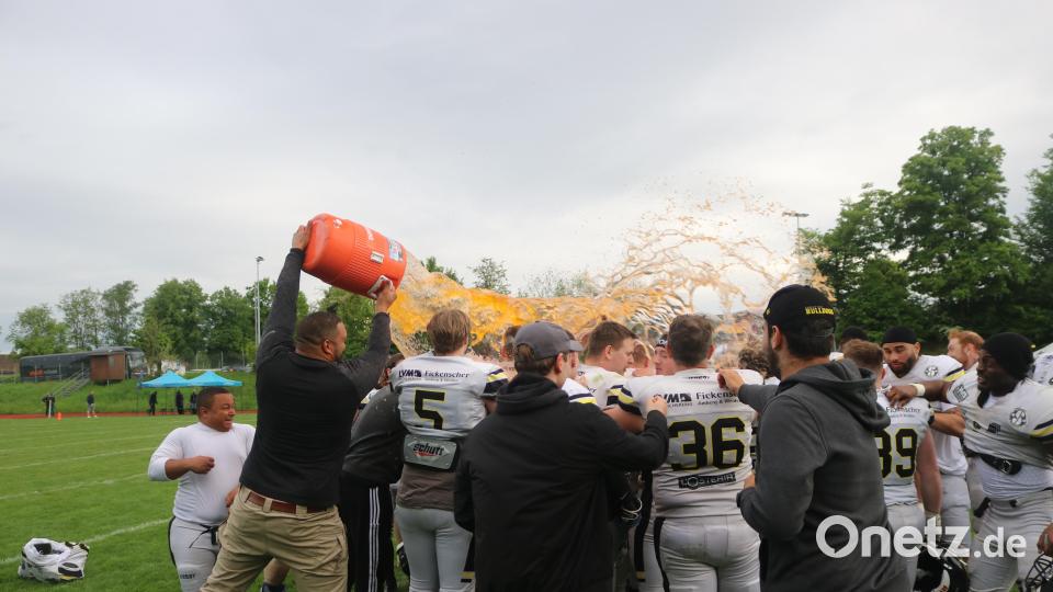Die Amberg Mad Bulldogs (weiße Trikots) gewannen klar bei den Passau Pirates mit 65:12. Da durfte eine ordentliche Abkühlung nach der Partie nicht fehlen. Bild: Michael Sandner