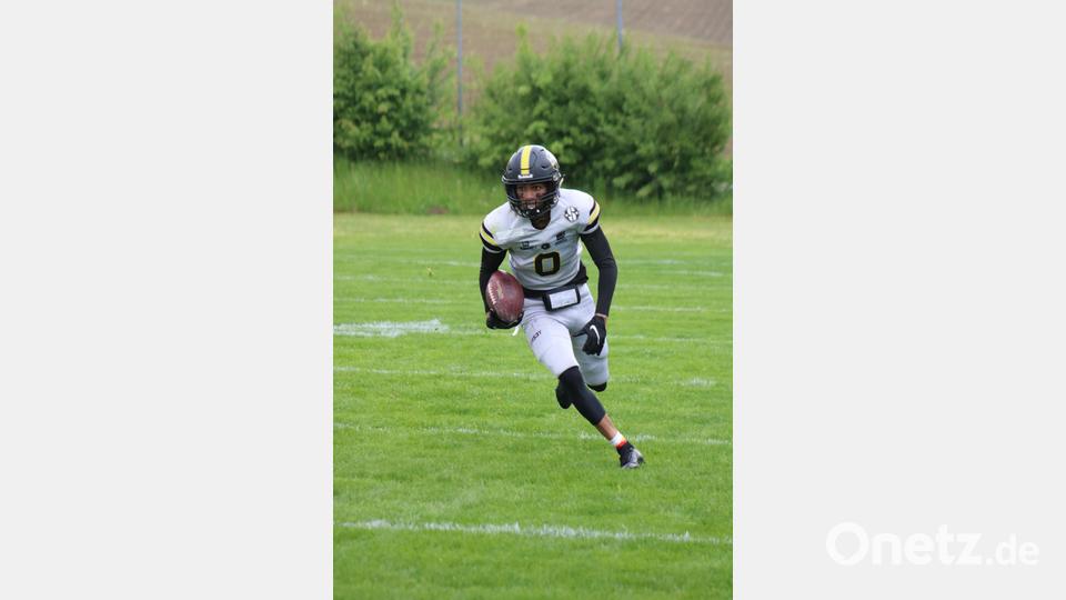 Die Amberg Mad Bulldogs (weiße Trikots) gewannen am 4. Mai 2025 klar bei den Passau Pirates mit 65:12. Bild: Michael Sandner