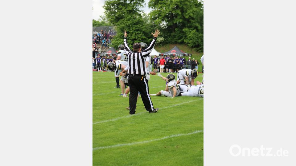 Die Amberg Mad Bulldogs (weiße Trikots) gewannen am 4. Mai 2025 klar bei den Passau Pirates mit 65:12. Bild: Michael Sandner