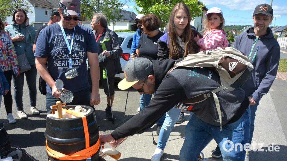 Kurz vor dem Start noch eine kleine Zoiglbier-Starkung nahmen sich die Wanderer von „Susis Wandermeute“. Bild: jr