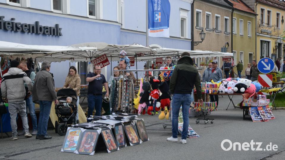 Das Angebot am Markttag zum Kreuzbergfest ist bunt gemischt - für jeden ist etwas dabei. Bild: bey