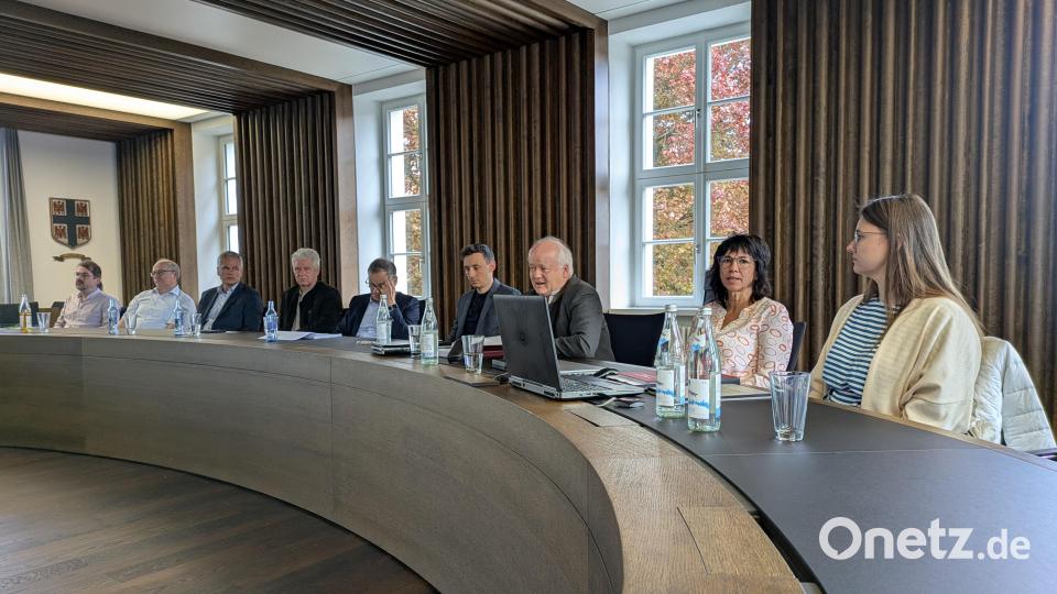 Bei der Präsentation der Machbarkeitsstudie im Rathaus Waldsassen – von links Markus Frank und Wolfgang Kaiser (Ikom Stiftland), die Bürgermeister Robert Lindner, Thomas Meiler und Bernd Sommer, Eric Frenzel, Stephan Peplies, Simone Reintgen, Helena Stein. Bild: pz