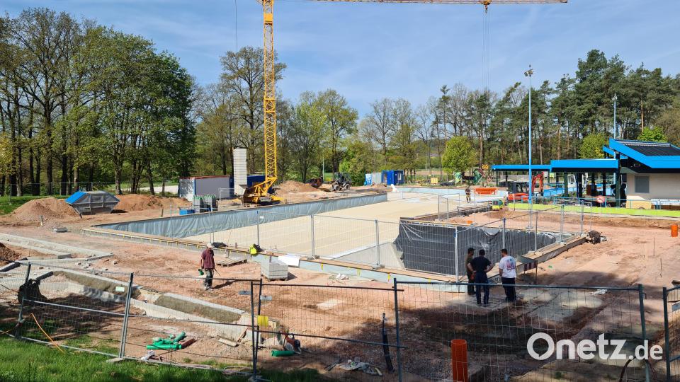 Noch ist das Waldbad eine große Baustelle. Doch Ende Juni bis Anfang Juli soll der Badebetrieb bereits wieder starten. Bild: sne