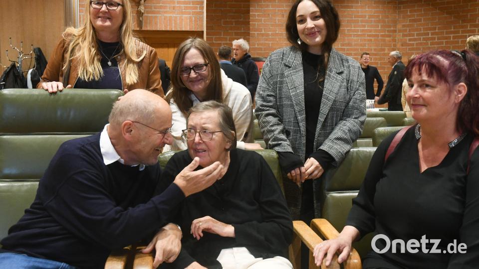 Ursula und Jost Hess (sitzend) sind am Montag mit der Goldenen Bürgermedaille der Stadt Weiden ausgezeichnet worden. Auch Mitarbeiterinnen des von dem Ehepaar 1985 gegründeten AK Asyl würdigten das Lebenswerk des Paares im Neuen Rathaus. Bild: Gabi Schönberger