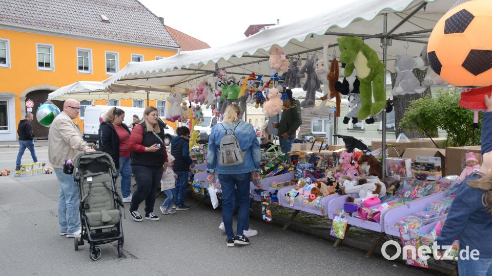 Spielsachen gibt es bei den Händlern reichlich zu kaufen. Bild: bey