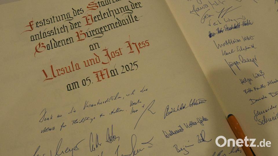 Nach der Auszeichnung trug Jost Hess sich und seine Frau in das Goldene Buch der Stadt Weiden ein, gefolgt von einer langen Reihe an Teilnehmern der Festsitzung, darunter Alt-OB Kurt Seggewiß, Stadträte, Dezernenten, AK-Asyl-Mitarbeiter und Angehörige. Bild: Gabi Schönberger