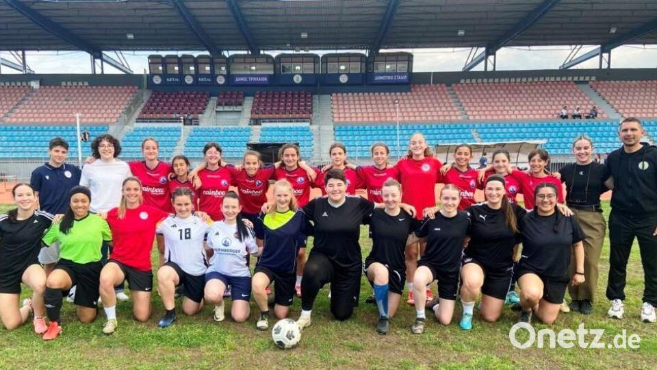 Die Fußballerinnen aus Trikala und Amberg trainieren zusammen. Bild: Stadt Amberg