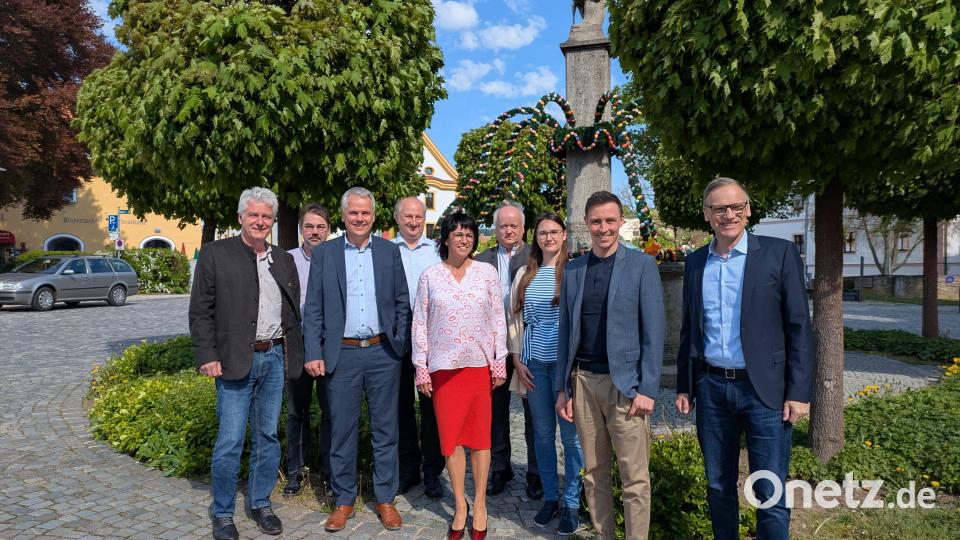 Nach der Präsentation der Machbarkeitsstudie am Waldsassener Basilikaplatz, von links Robert Lindner, Markus Frank, Thomas Meiler, Wolfgang Kaiser, Simone Reintgen, Stephan Peplies, Helena Stein, Eric Frenzel und Bernd Sommer. Bild: pz