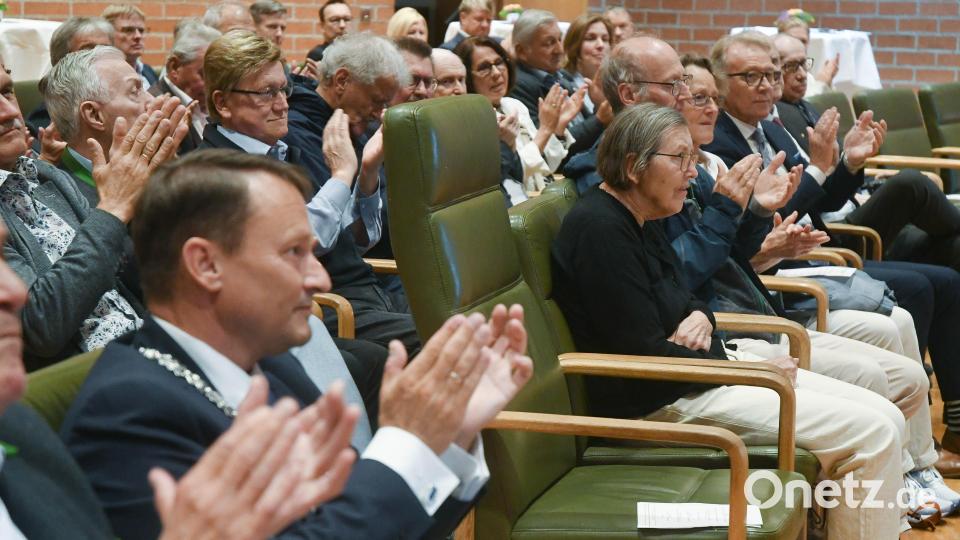 Applaus für Jost Hess, der sich in seiner bescheidenen Dankesrede für Offenheit anderen gegenüber aussprach. Bild: Gabi Schönberger