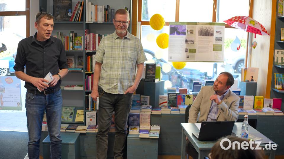 Gastgeber Ralf Volkert (links) und Stadtarchivar Jörg Fischer (Mitte) diskutieren mit Referent Benedikt Martin Ertl (rechts) und dem Publikum über die Kultur der Erinnerung an das nationalsozialistische Unrecht. Bild: gac