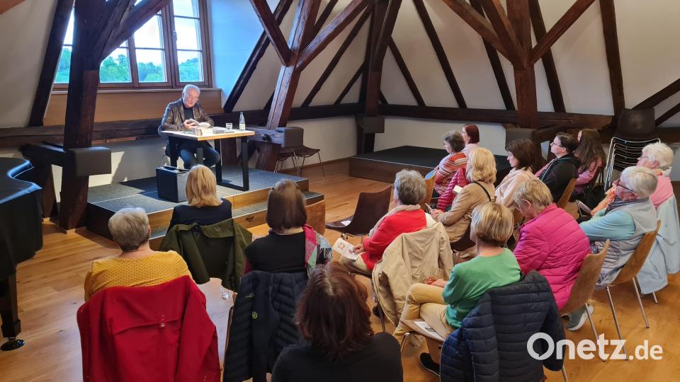 Autor Karl Heinz Kristel liest vor dem Publikum im Alten Vermessungsamt. Bild: Petra Danzer