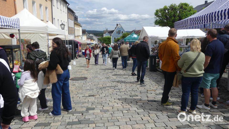 Über fast acht Stunden lädt der Eschenbacher Karlsplatz zum Flanieren, Bestaunen und Kaufen ein. Bild: rn