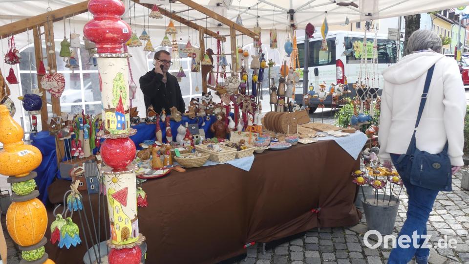 Eine große Vielfalt kunsthandwerklicher Exponate prägt das Marktgeschehen am Eschenbacher Karlsplatz. Bild: rn