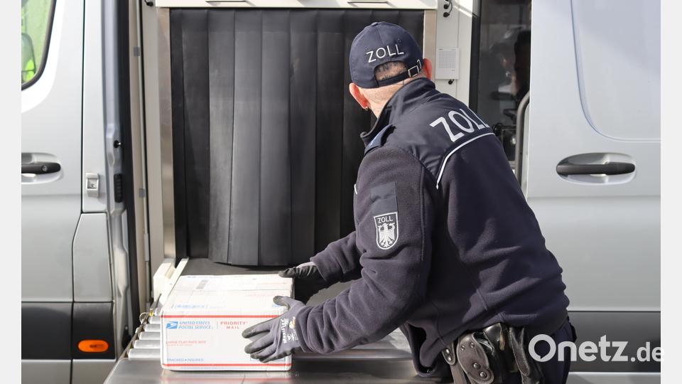 Ein Paket geht zum Röntgen. Bild: Hauptzollamt Regensburg