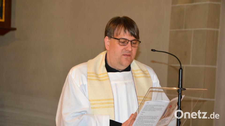 Stadtpfarrer Oliver Pollinger hatte eigens zur Maiandacht ein Lieder- und Gebetsheft erstellt, aus dem gesungen und gebetet wurde. Bild: jr