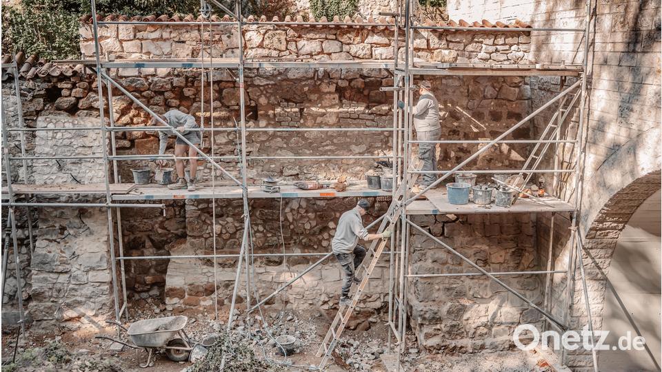 Die Arbeiten an der Stadtmauer im Abschnitt unterhalb der Bahnhofs-Apotheke wurden wieder aufgenommen. Bild: Michael Golinski, Stadt Amberg