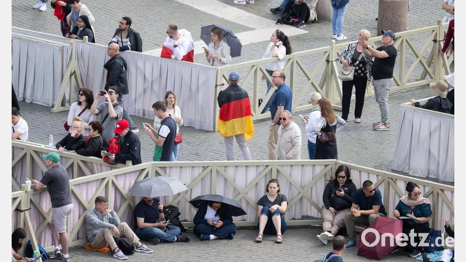 Auch Deutsche sind unter den Wartenden. Bild: Marijan Murat/dpa