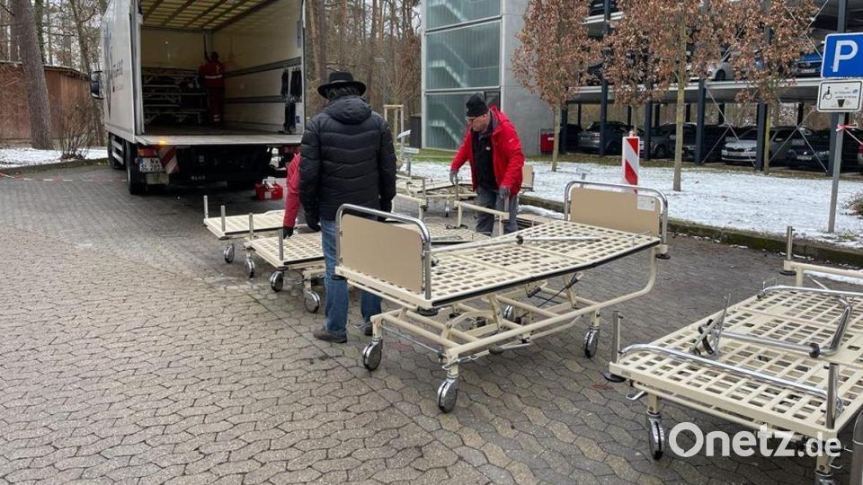 Die Betten aus dem Malteser-Waldkrankenhaus St. Marien in Erlangen werden für den Transport nach Rumänien verladen. Bild: lei