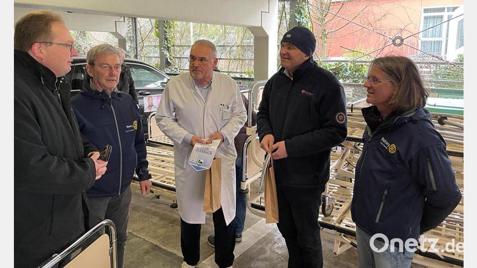 Bei der Abholung der Betten waren die Rotary-Mitglieder Norbert Scholz und Hans Renner, Chefarzt Dr. Alfred Brütting, Klinik-Geschäftsführer Carsten Haeckel und Rotary-Mitglied Ernst Sieber vor Ort. Bild: lei