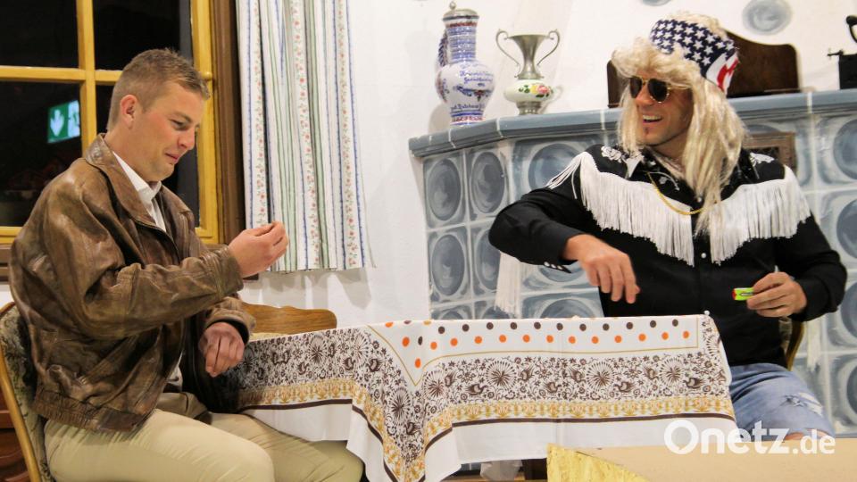 Noah Graf (links) und Bernd Bauer (rechts) bei einer geschäftlichen Übergabe (bjo) Bild: bjo