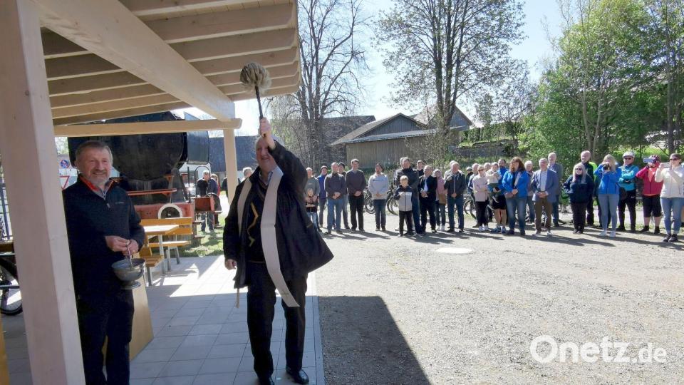 Pfarrer Erwin Bauer segnet zusammen mit Gemeindegeschäftsführer Georg Würfl die neue Raststation. Bild: gz