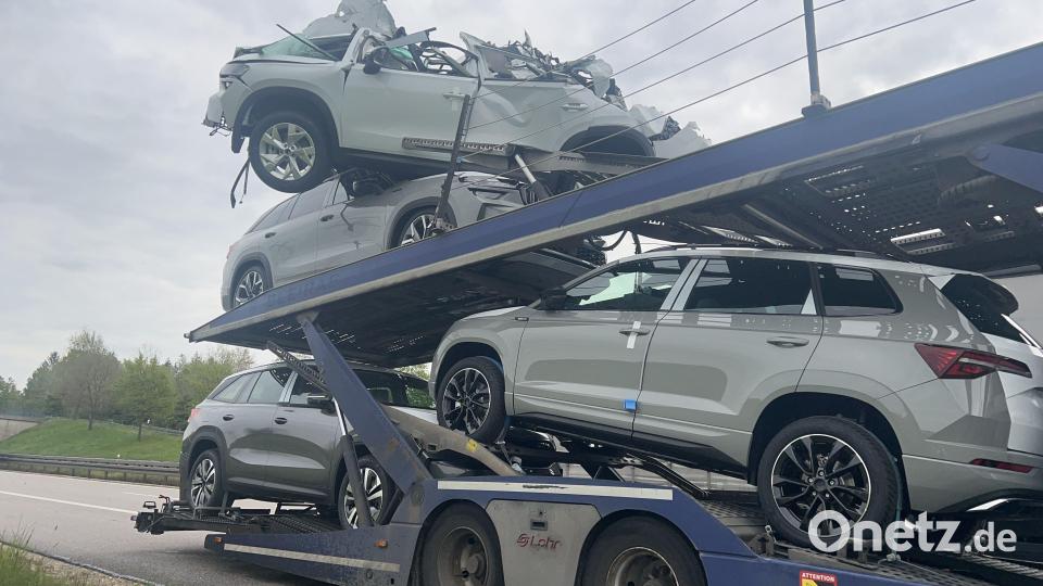 Der mit Neuwagen versehene Transporter verursacht am Donnerstag morgen einen Unfall. Bild: Verkehrspolizeiinspektion Weiden