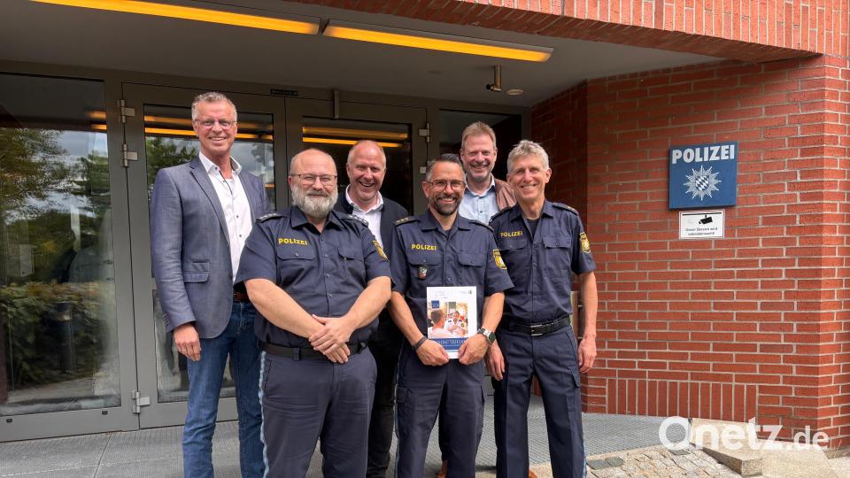 Die Kriminal- und Verkehrsunfallstatistik der Polizeiinspektion Amberg fällt weitgehend positiv aus. Im Bild Bürgermeister Falk (Hirschau), PHK Martin (Leiter Sachbereich Verkehr), Bürgermeister Eichenmüller (Schnaittenbach), PD Dodell (Leiter der Polizeiinspektion Amberg), Bürgermeister Märkl (Freudenberg), POR Grießhammer (stellv. Leiter der Polizeiinspektion Amberg). Die Kommunen dieser Bürgermeister liegen im östlichen Zuständigkeitsbereich der Polizeiinspektion Amberg. Bild: Polizeiinspektion Amberg