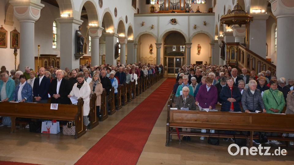 In der vollbesetzten Stadtpfarrkirche St. Jakob in Mitterteich feierten am Mittwochnachmittag mehr als 400 Seniorinnen und Senioren gemeinsam eine Maiandacht. Bild: jr