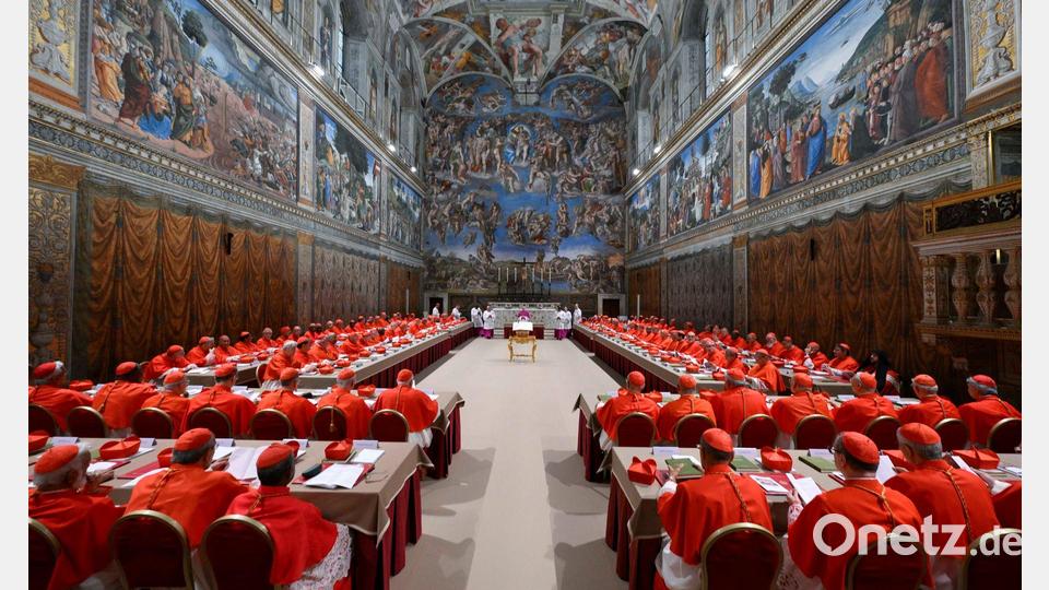 Die Kardinäle in der Sixtinischen Kapelle. Bild: Uncredited/Vatican Media/AP/dpa