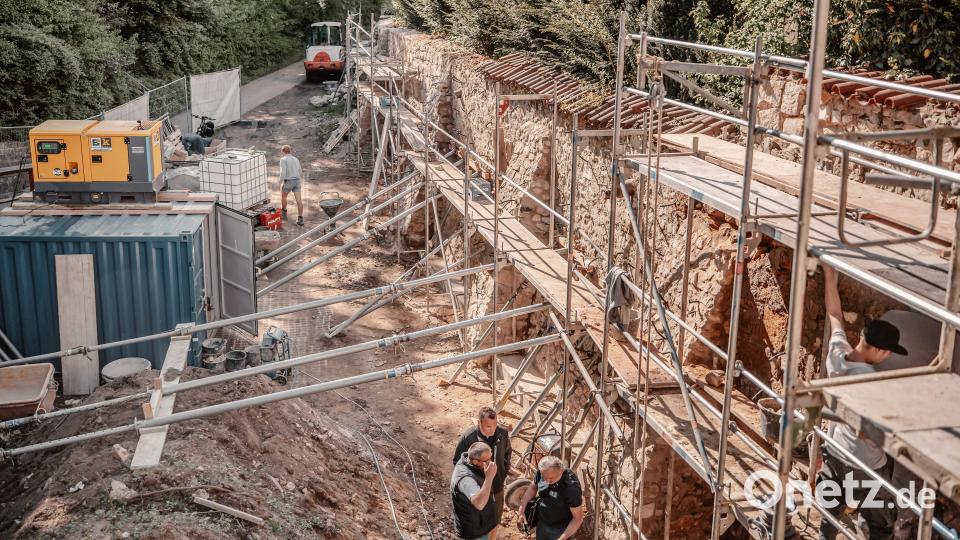 Die Sanierung der Stadtmauer im Abschnitt unterhalb der Bahnhofs-Apotheke geht weiter. Hier sind die Schäden im Mauerwerk größer als zunächst angenommen. Bild: Michael Golinski, Stadt Amberg