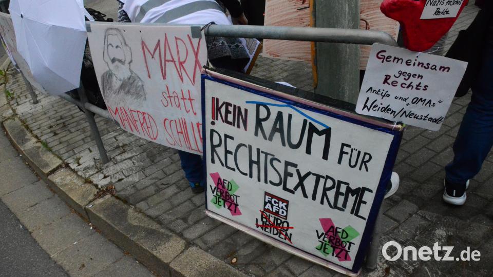 Die Demonstranten zeigen Plakate gegen Rechtsextremismus. Bild: Kunz