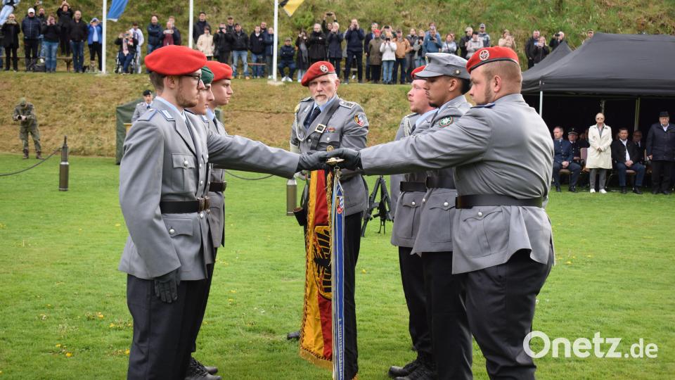 Mit der Hand an der Truppenfahne sprechen die Rekruten des 7./Versorgungsbataillons 4 die Eidesformel. Bild: bnr