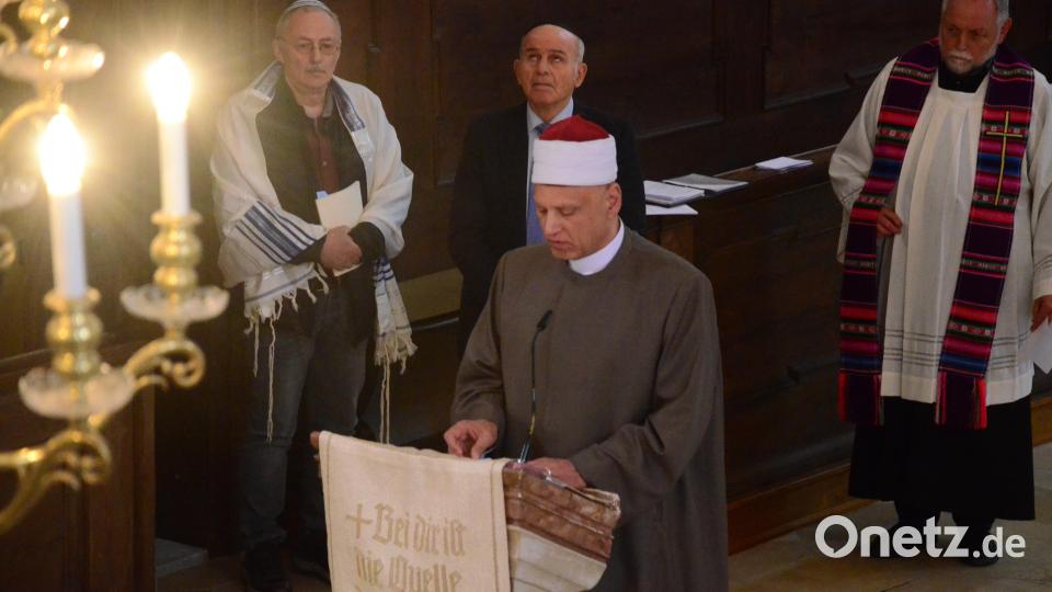 Nicht Herkunft, Sprache oder Religion machten den Menschen besser, sondern das, was er aus seinem Menschsein mache, sagte Maher Khedr. Hinter ihm Werner Friedmann, Leonid Shaulov von der Jüdischen Gemeinde und der katholische Geistliche Alfons Forster. Bild: Kunz