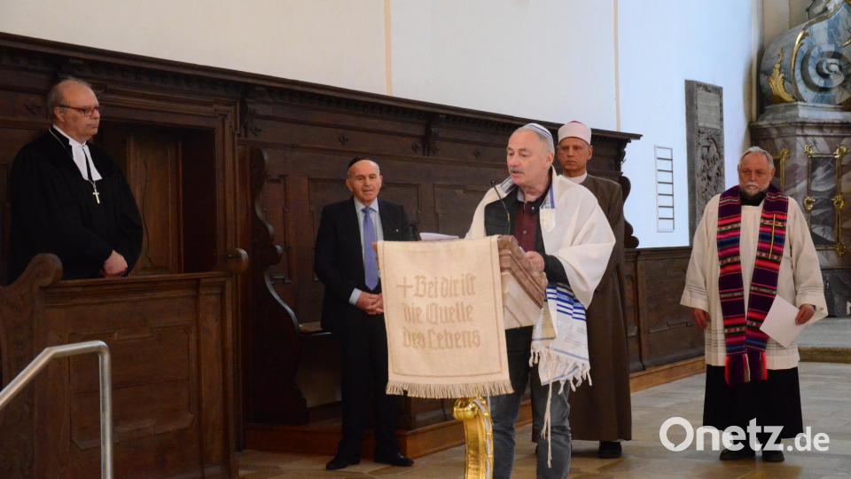 Werner Friedmann von der Jüdischen Gemeinde spricht das Friedensgebet auf Hebräisch und Deutsch. Bild: Kunz