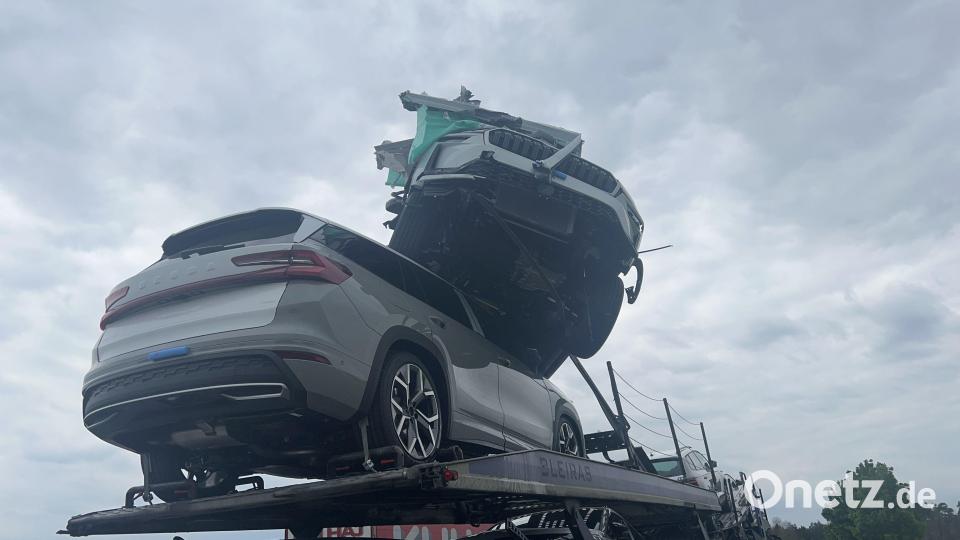 Auf der A6 kollidiert ein Autotransporter mit einer Brücke. Bild: Verkehrspolizeiinspektion Weiden