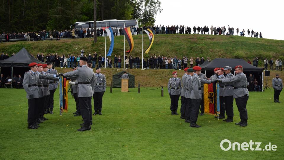 Mit der linken Hand an der Truppenfahne legen stellvertretend für ihre Kameraden jeweils sechs Rekruten des Panzerbataillons 104 (linke Formation) und des Versorgungsbataillon 4 (rechts) den Fahneneid ab. Bild: bnr
