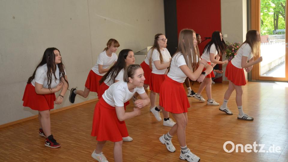 Die Tanz-AG mit Claudia Steinsdörfer zeigte zu „Can’t stop the feeling“ eine ansprechende Choreografie. Bild: dob