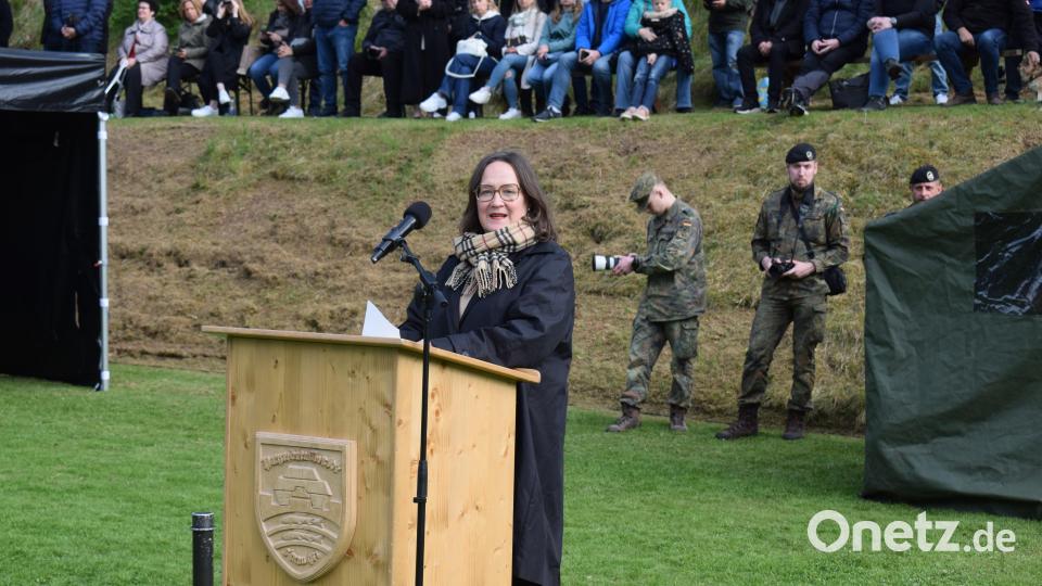 Regierungsvizepräsidentin Christiane Zürn dankt den Rekrutinnen und Rekruten für ihre Bereitschaft zum Dienst in der Bundeswehr Bild: bnr