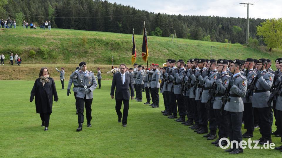 Regierungsvizepräsidentin Christiane Zürn, Bataillonskommandeur Sascha Uyanik und Bürgermeister Reinhard Schwarz schreiten die Ehrenformation ab. Bild: bnr