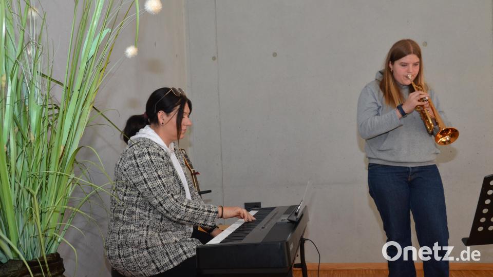 Lehrerin Kristina Hagn (links) begleitete mit dem Piano Magdalena Grötsch auf der Trompete. Bild: dob