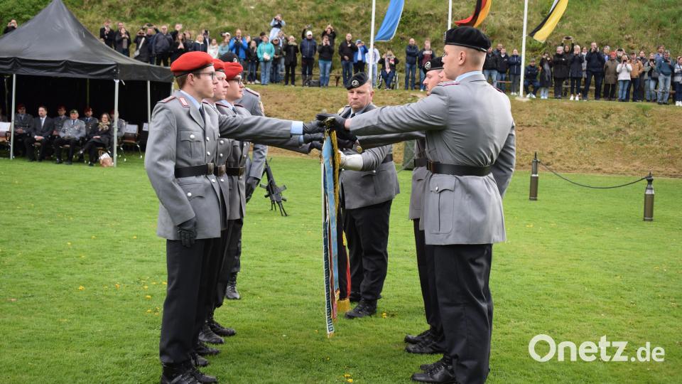 Mit der Hand an der Truppenfahne sprechen die Rekruten die Eidesformel. Bild: bnr
