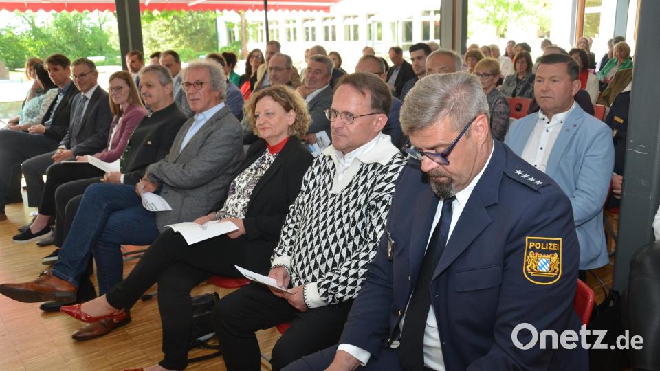 Viele Gäste waren zum Festakt &quot;40 Jahre Pfalzgraf-Friedrich-Mittelschule&quot; in die Mensa geladen. Darunter der neue Polizeichef Wolfgang Achtert und Dekan Alexander Hösl (von rechts). Bild: dob